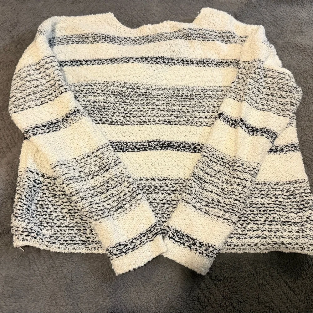 Jolt Women's V-Neck Sweater in Black and Cream - Picture 3 of 3
